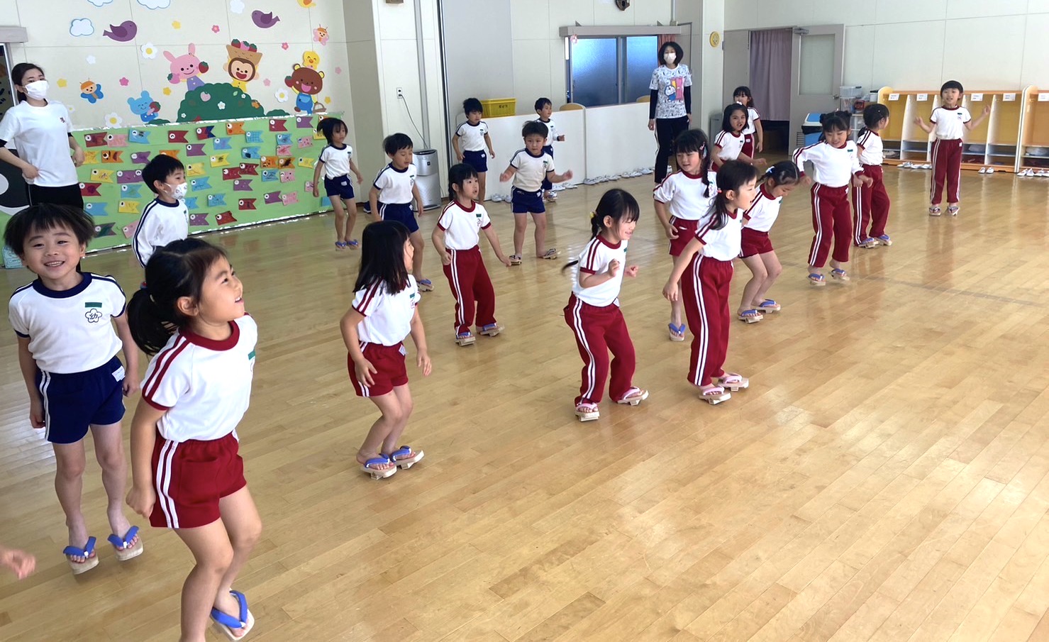 服部幼稚園にて一本歯下駄のレッスンを担当しました