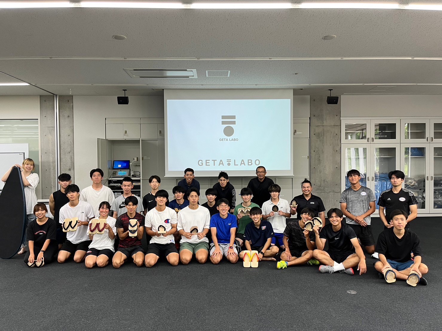流通経済大学 小粥ゼミ・西田ゼミでの合同授業で一本歯下駄のワークアウトセッションが行われました